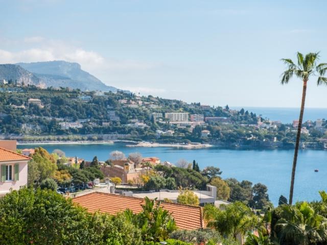 VILLEFRANCHE SUR MER PROCHE CENTRE VILLE 3 PIECES DE 75M² A VENDRE RESIDENCE AVEC PISCINE VUE MER ET CAP FERRAT CAVE STATIONNEMENT