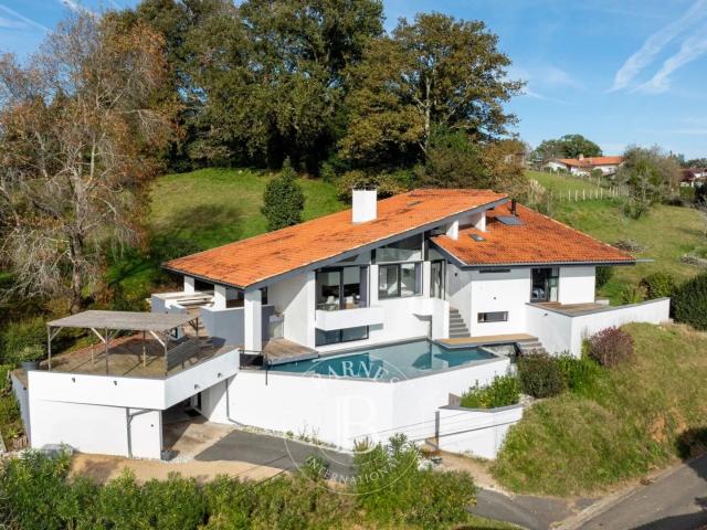 VILLEFRANQUE, MAGNIFIQUE MAISON YVES SALIER DE 280 M²