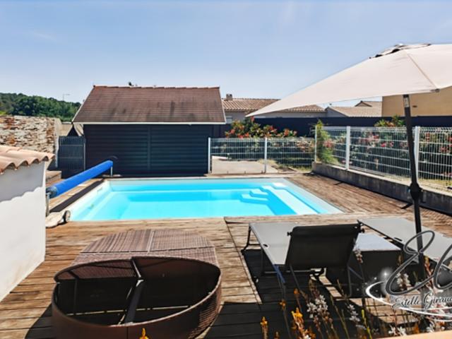 VILLEGLY: Villa de plain pied avec piscine et jacuzzi
