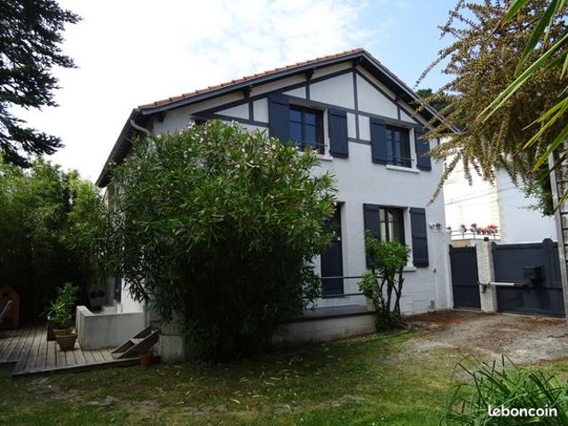 Villès martin: jolie villa de type basque, a 300 m de la mer