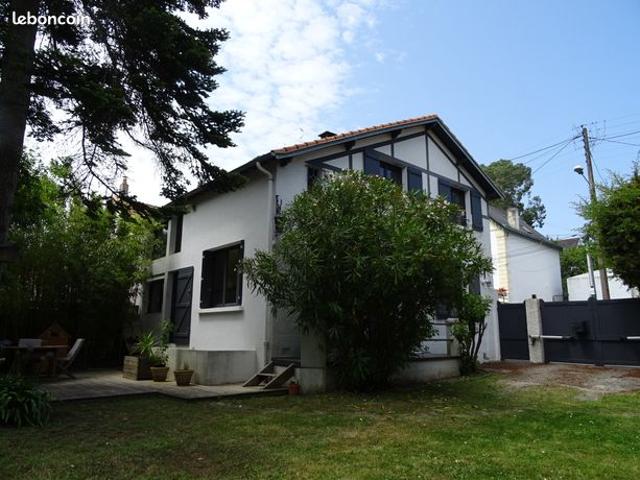 Villès martin: jolie villa de type basque, a 300 m de la mer