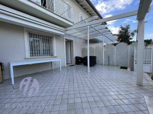 Villetta trifamiliare in vendita a Tonfano Pietrasanta 120 mq Rif: 1082875