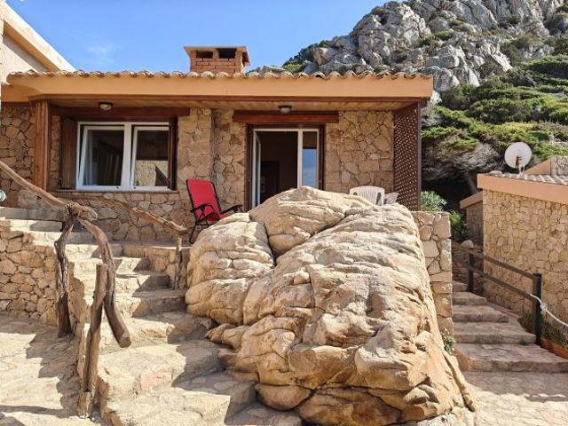 Villetta vista mare in vendita a Costa Paradiso – perfettamente integrata nel gr