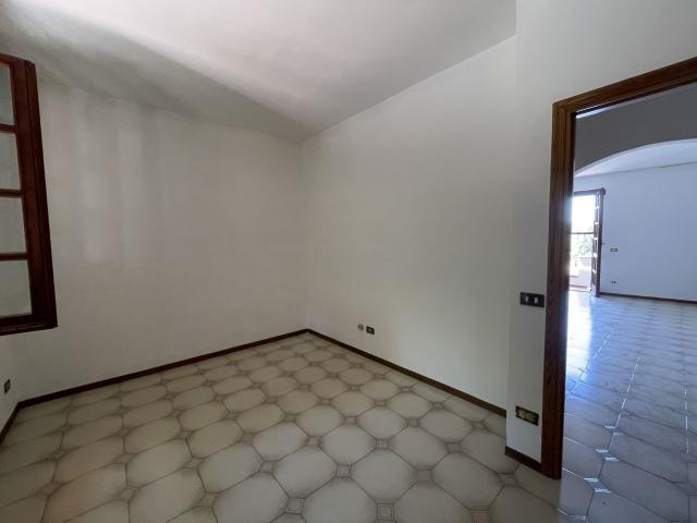 Villetta a schiera con ampio garage, patio e balconi panoramici