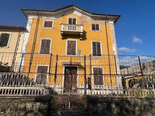 Villetta a schiera con giardino in via pietro pellegrini 17, Massa