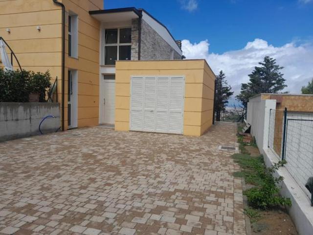 Villetta a schiera angolare in vendita a Montenero Livorno 210 mq Rif: 1283468