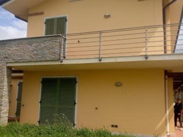 Villetta a schiera angolare in vendita a Avenza Carrara 150 mq Rif: 1410616