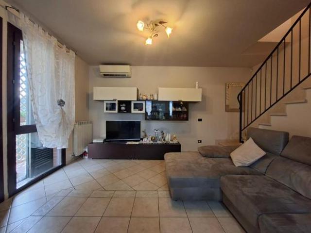 Villetta a schiera angolare in vendita a Ponticelli Santa Maria a Monte 82 mq Rif: 1419479
