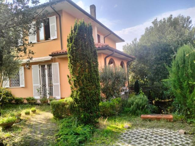 Villetta a schiera angolare in vendita a Quercianella Livorno in Ottimo composto da 5vani