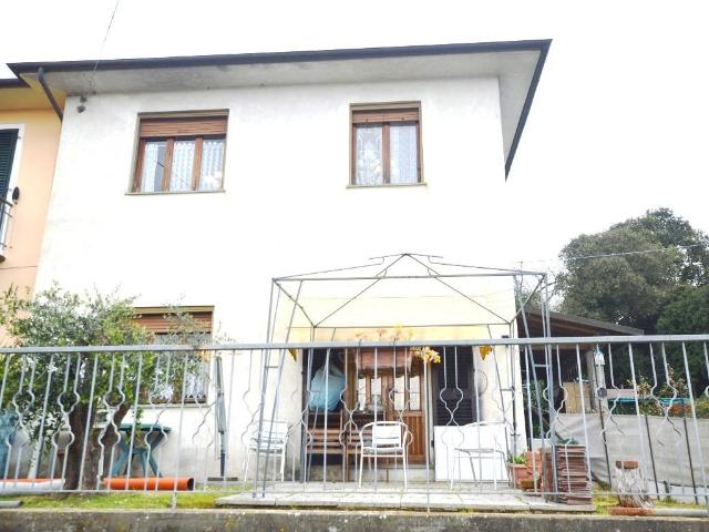 Villetta a schiera angolare in vendita a Santa Maria a Colle Lucca in Buono composto da 6vani