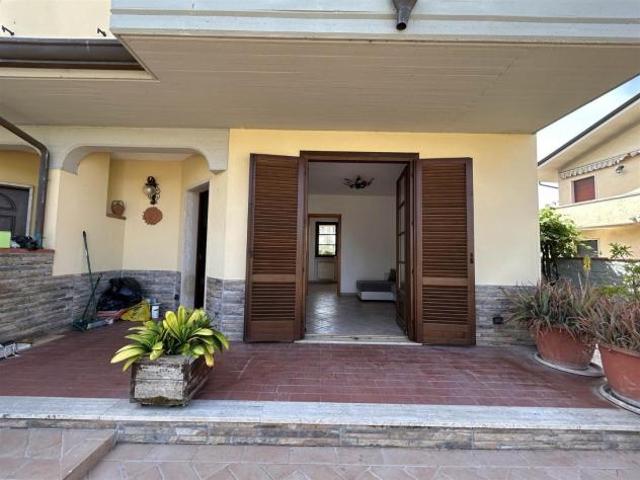 Villetta a schiera angolare in vendita a Torre Del Lago Puccini Viareggio 145 mq Rif: 1422601