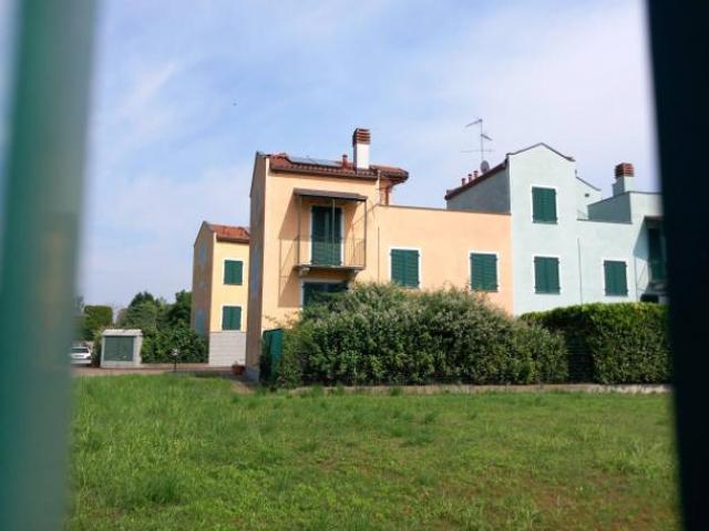 Villetta a schiera di 159 m con 3 locali e box auto doppio in vendita a Biandrate