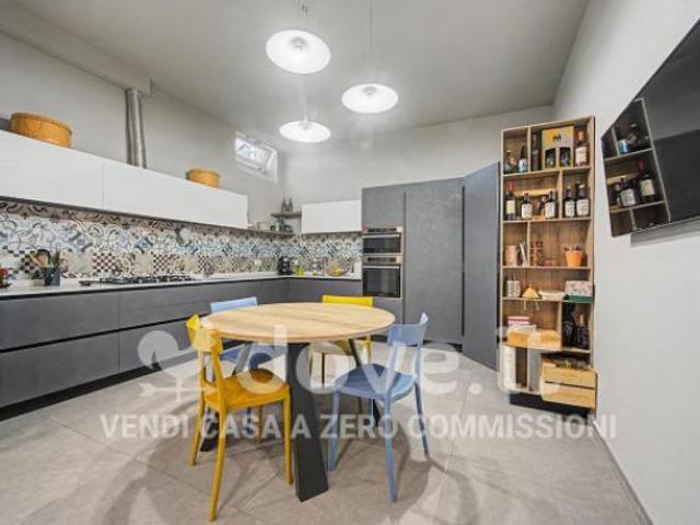 Villetta a schiera di 223 m con più di 5 locali in vendita a Prato [rif. DV 13601 1]