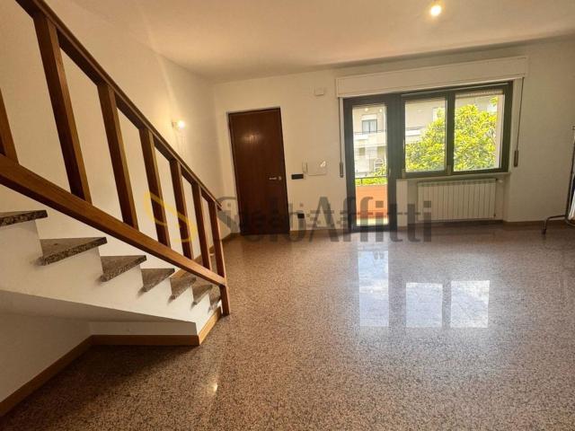 Villetta a schiera in affitto di 186 m² in Via Berlino