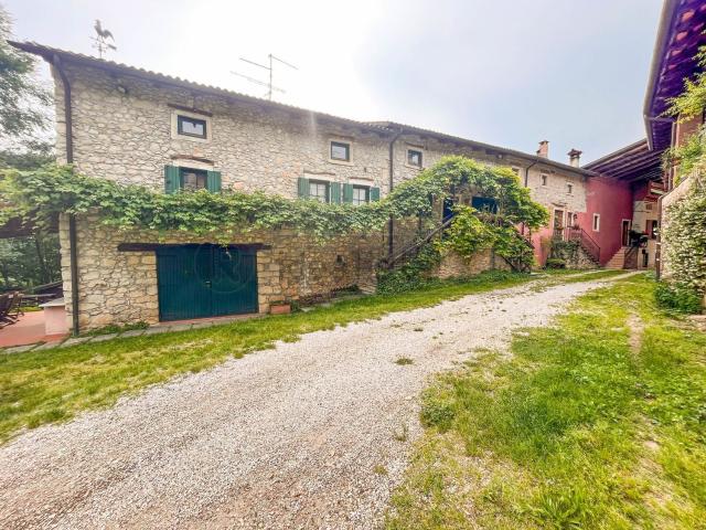 Villetta a schiera in affitto di 249 m² in Via Valdilonte