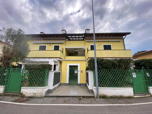 Villetta a schiera in affitto Marina Di Massa, Massa
