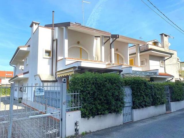 Villetta a schiera in vendita a Marina di Massa Massa 90 mq Rif: 1317868