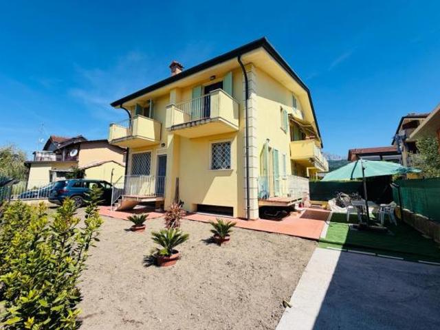 Villetta a schiera in vendita a Marina di Massa Massa 130 mq Rif: 1410785