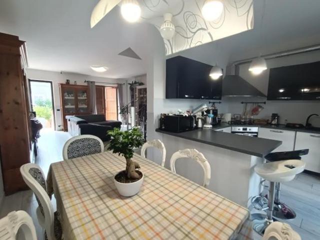 Villetta a schiera in vendita a Avenza Carrara 200 mq Rif: 1330476