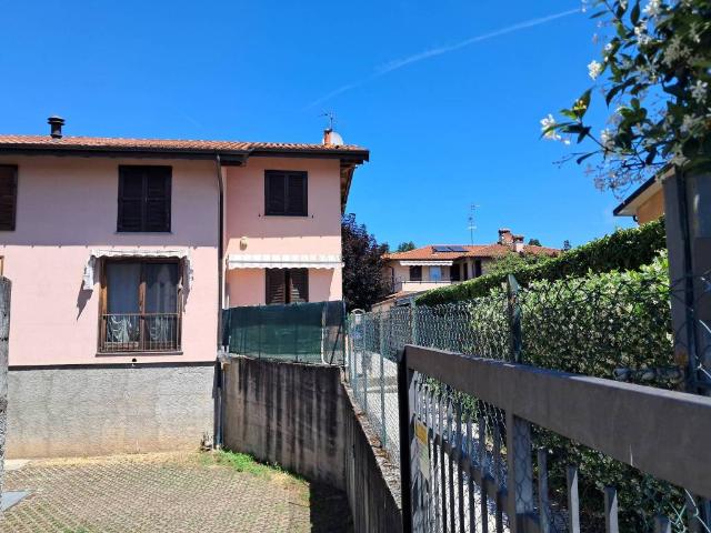 Villetta a schiera in vendita a Daverio VA