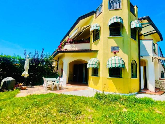 Villetta a schiera in vendita a Luni SP