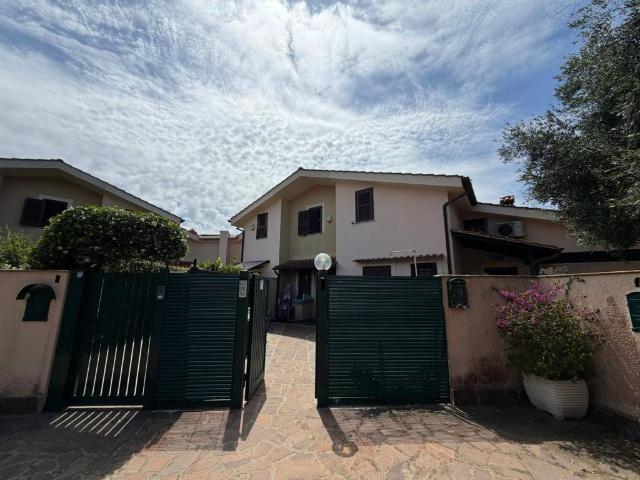 Villetta a schiera in vendita a Ladispoli RM