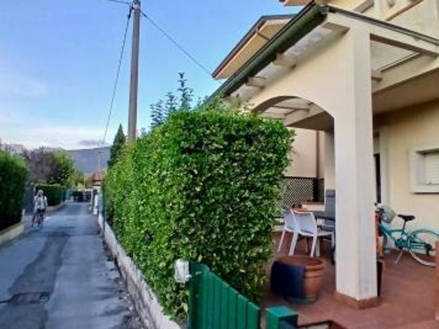 Villetta a schiera in vendita a Poveromo Massa 115 mq Rif: 1428828
