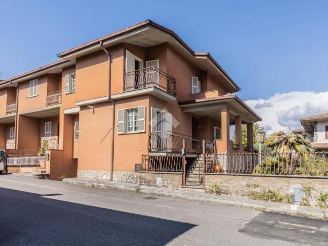 Villetta a schiera in vendita a Vejano VT