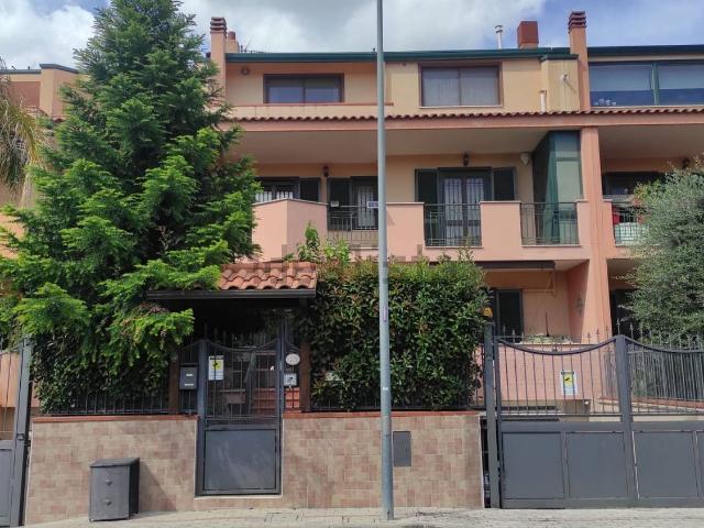 Villetta a schiera in vendita di 400 m² in Via Antonio de Curtis