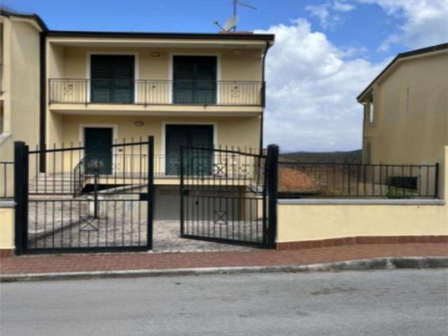 Villetta a schiera in vendita di 410 m² in Viale Dante Alighieri
