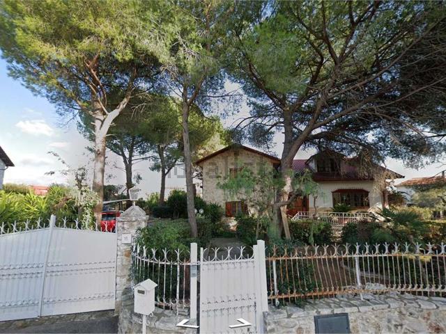 Villetta a schiera in vendita di 451 m² in Viale Lincoln, 18