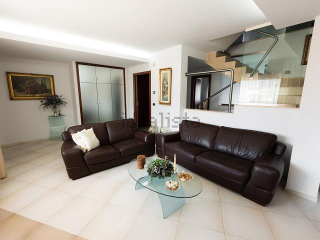 Villetta a schiera in vendita di 484 m² in Via Molise, 159