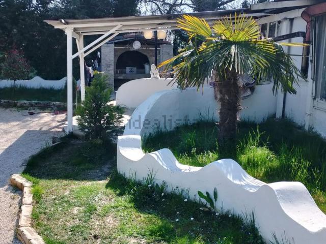 Villetta a schiera in vendita di 510 m² in Via Luppia Alberi, 214