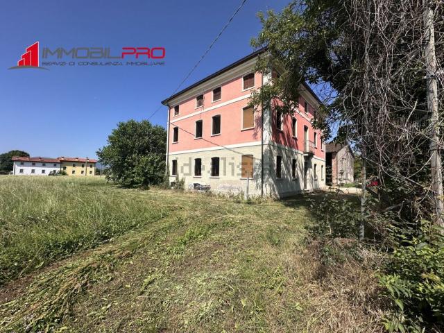 Case e ville in vendita di 651 m² in Via Trieste, 36