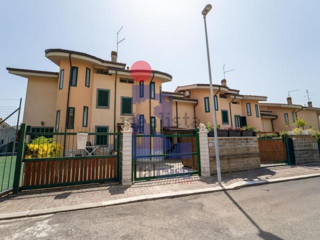 Villetta a schiera in vendita di 84 m² in Via Cina, 12
