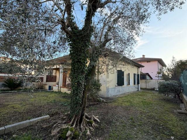 Villetta a schiera in vendita di 86 m² in Via Provinciale Avenza Sarzana, 78