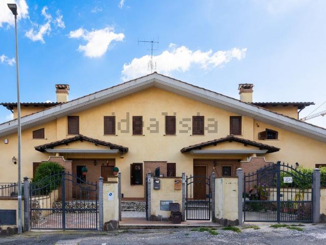 Villetta a schiera in vendita di 106 m² in Via Nettunense, 245