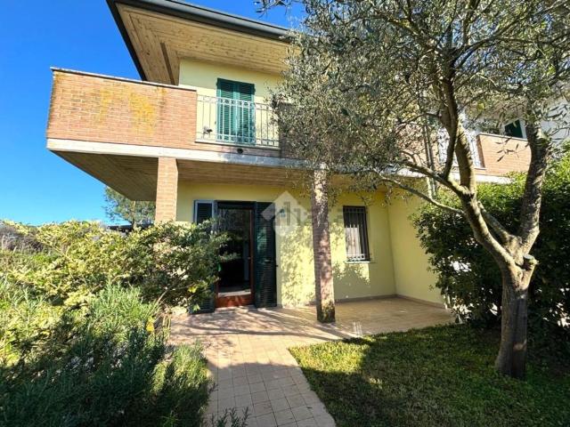 Villetta a schiera in vendita di 106 m² in Viale degli Oleandri, 116