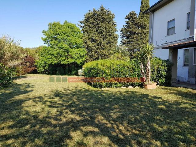 Villetta a schiera in vendita di 110 m² in Via del Pino, 20