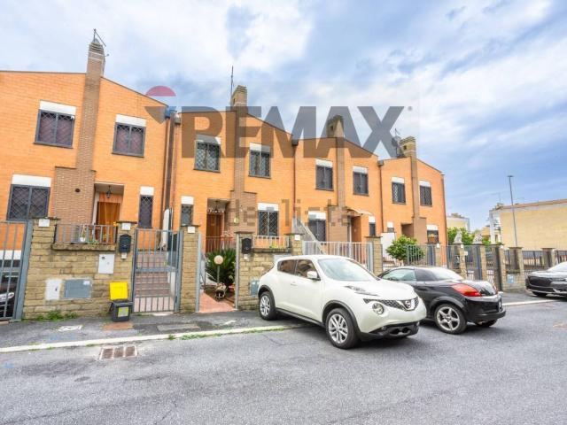Villetta a schiera in vendita di 118 m² in Via Felice Squitieri, 50