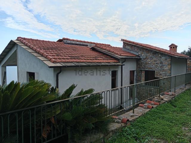 Villetta a schiera in vendita di 1200 m² in Strada Civezza