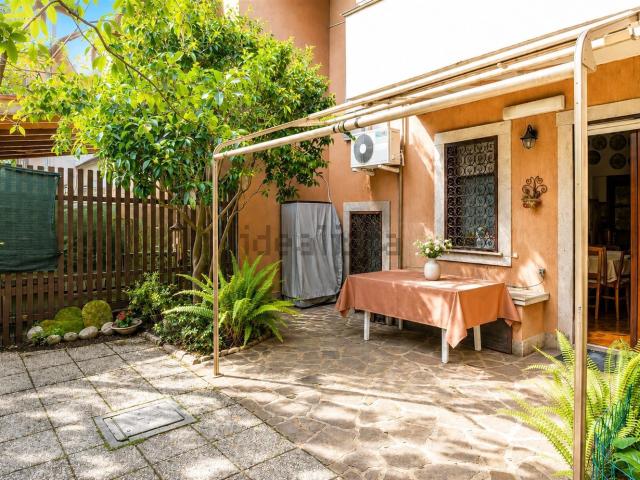 Villetta a schiera in vendita di 130 m² in Via Anagnina