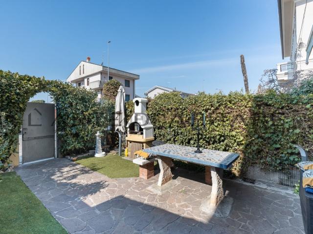 Villetta a schiera in vendita di 130 m² in Via Dott. F. Garofoli, 148