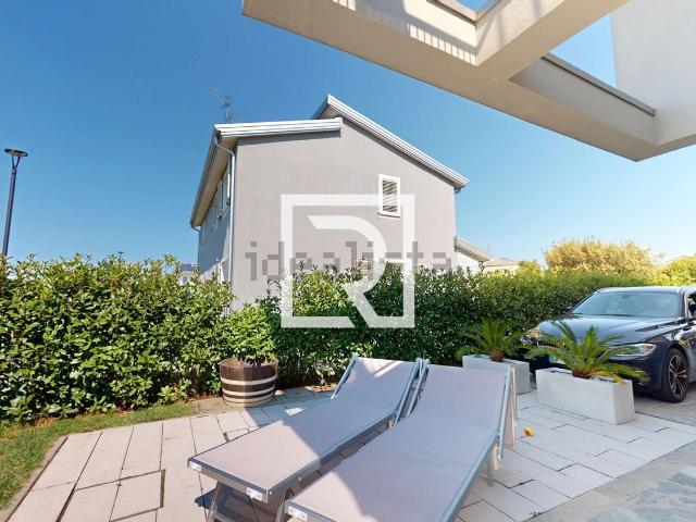 Villetta a schiera in vendita di 131 m² in Via del Pino, 31