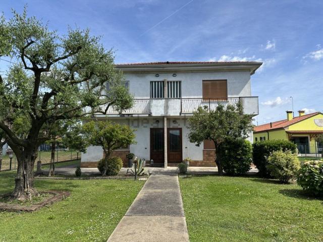 Villetta a schiera in vendita di 134 m² in Via Macerata, 1