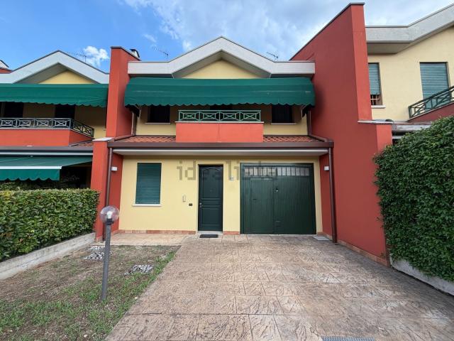 Villetta a schiera in vendita di 135 m² in Via Estepa