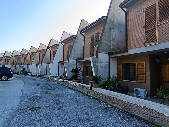 Villetta a schiera in vendita di 140 m² in Via Capanna, 4