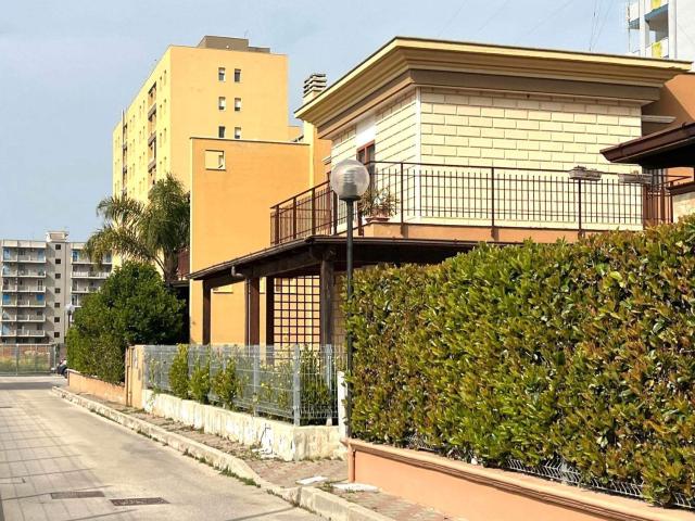 Villetta a schiera in vendita di 140 m² in Via Salvo D&apos Acquisto