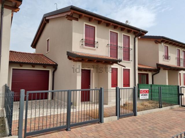 Villetta a schiera in vendita di 141 m² in Via Degli Alpini
