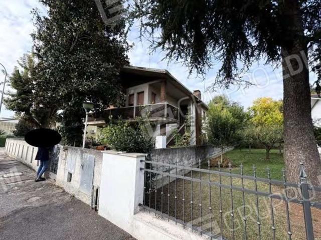 Villetta a schiera in vendita di 142 m² in Via Giovanni XXIII